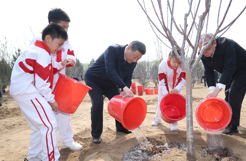 习近平参加首都义务植树活动