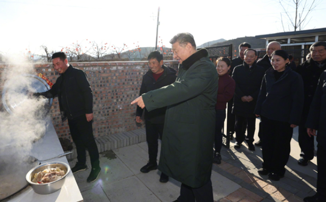 习近平在辽宁葫芦岛市看望慰问受灾群众